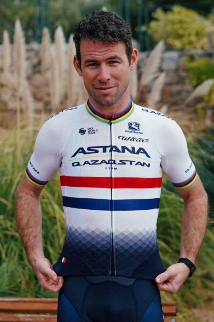 Mark Cavendish posa con los colores de Astana