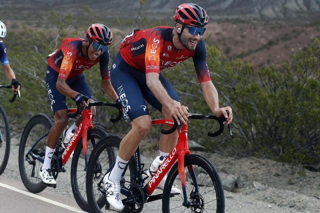 Filipo Ganna y Egan Bernal en plena ascensión al Alto del Colorado