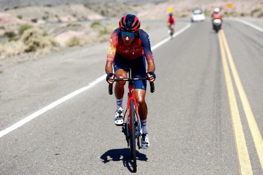 Egan Bernal ascendiendo el puerto del Colorado