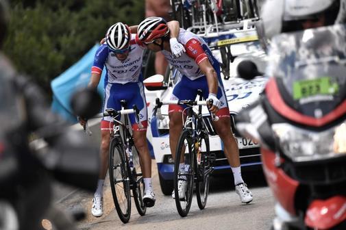 Un Pinot desconsolado se ve obligado a abandonar el Tour de Francia 2019. Foto Agence France Press