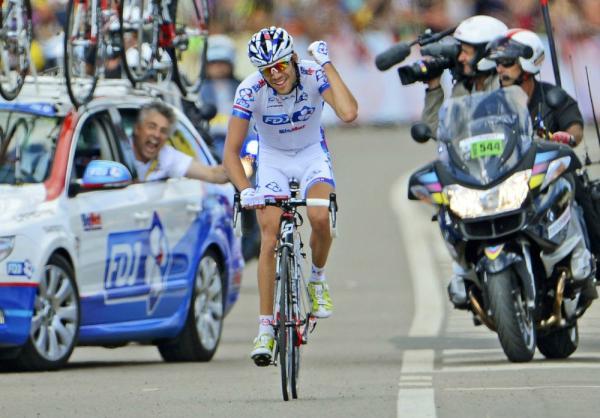 Thibaut Pinot celebra su victoria en Porrentruy. Foto J.P.Pellissier