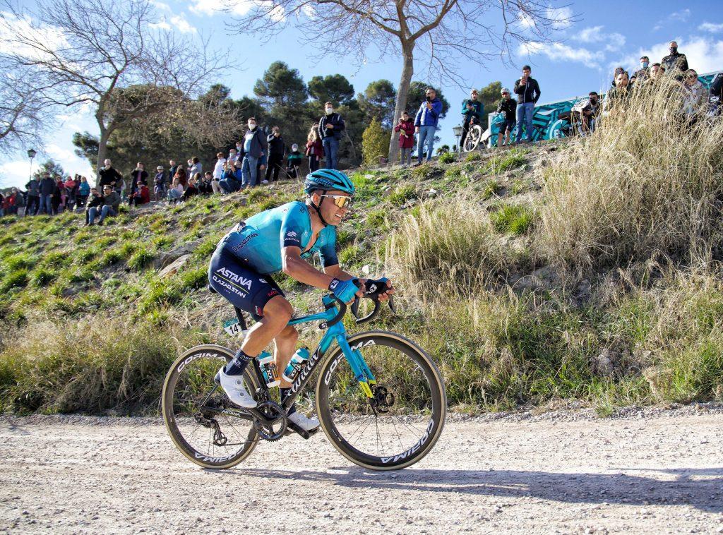 Alexey Lutsenko en cabeza de carrera durante la edición de 2022. Foto Iraia Calvo