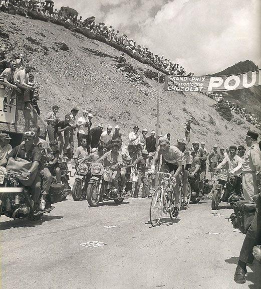 Merckx en el momento de dejar atrás a su compañero Martin Van den Bossche. Foto France Press