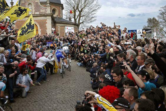 Miles de aficionados se agolpan a animar a los corredores en las rampas del Kapelmuur. Foto: Morianshoofd