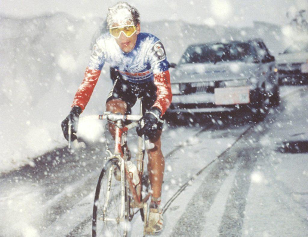 Andrew Hampsten coronando el Paso Gavia. Foto: BettiniPhoto