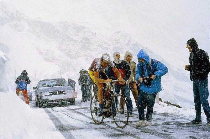 Johan van der Velde en cabeza de carrera en el Paso Gavia