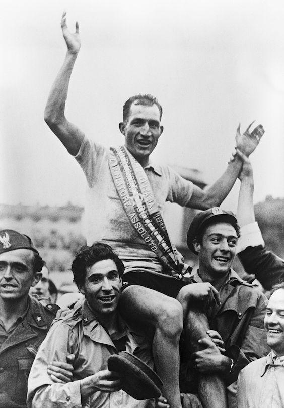 Gino Bartali celebrando su victoria en el Giro de 1946. Foto: Getty Images