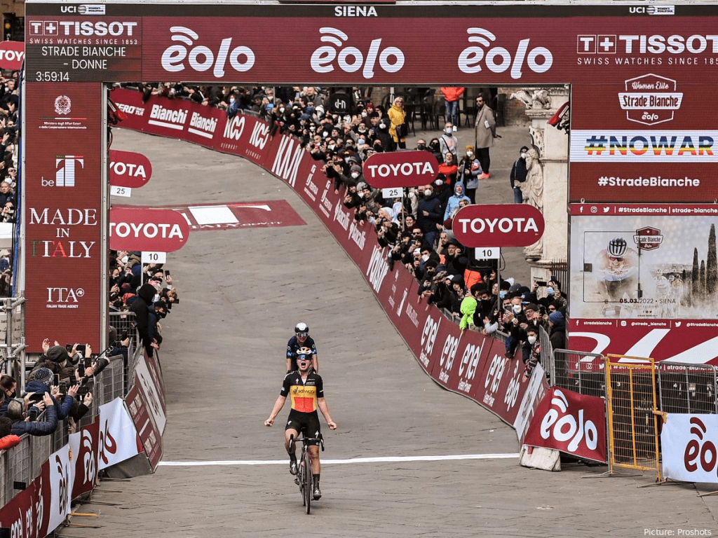 Lotte Kopecky vence en Strade Bianche