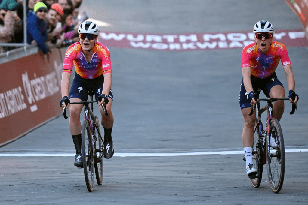 Sprint entre Demi Vollering y Lote Kopecky en Strade Bianche