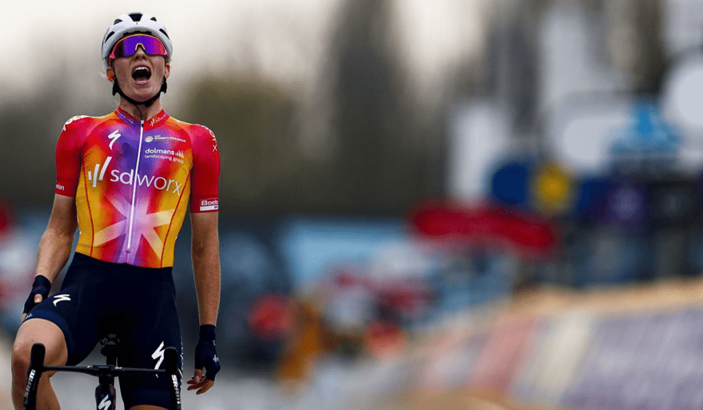 Demi Vollering vence en Dwars door Vlaanderen 2023