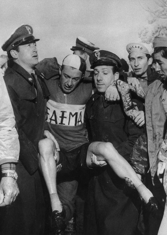 Charly Gaul es ayudado por los carabinieri al cruzar la meta del Monte Bondone. Foto: Giro de Italia