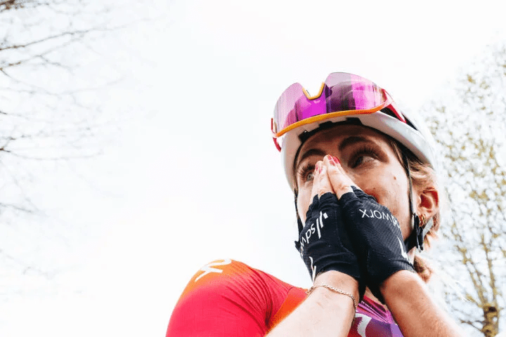 Demi Vollering en shock tras vencer en Fleche Wallonne (Photo: Gruber Images/VeloNews). Futuro del ciclismo femenino. 