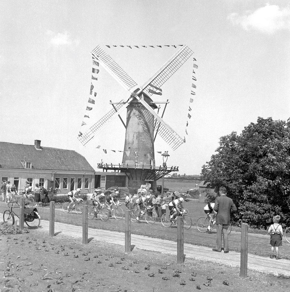 Paso del pelotón por una localidad cercana a Ámsterdam ( Gran Départ 1954). Foto: L'Equipe