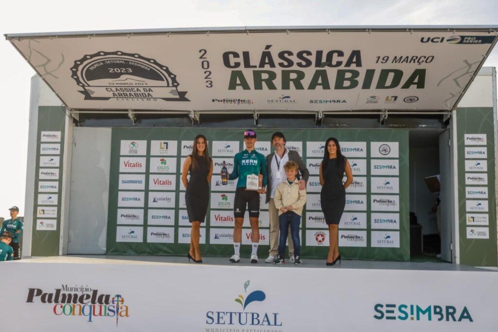 Podio de Álex Jaime en la Clássica da Arrabida. Vía: Equipo Kern Pharma