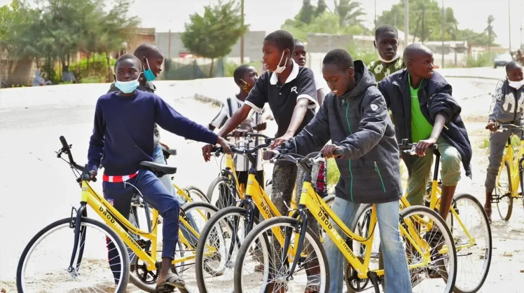 Bicicletas sin Fronteras diseñó, junto a Moma Bikes y Tannus Tires, una bicicleta propia para el proyecto educativo en Senegal: la baobike