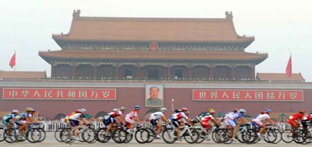 El pelotón frente al retrato de Mao en la Plaza de Tiannamen. Fuemte: Xinhua