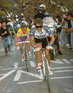 Pedro Delgado liderando la subida a los Lagos de Covadonga en 1992. Fuente: https://pedrodelgado.com/