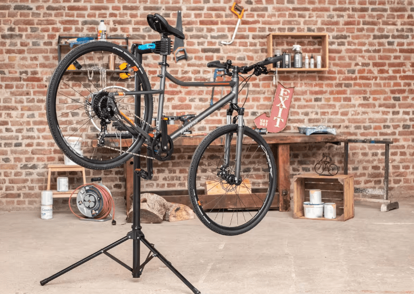 Una foto del soporte de taller con una bicicleta colgada