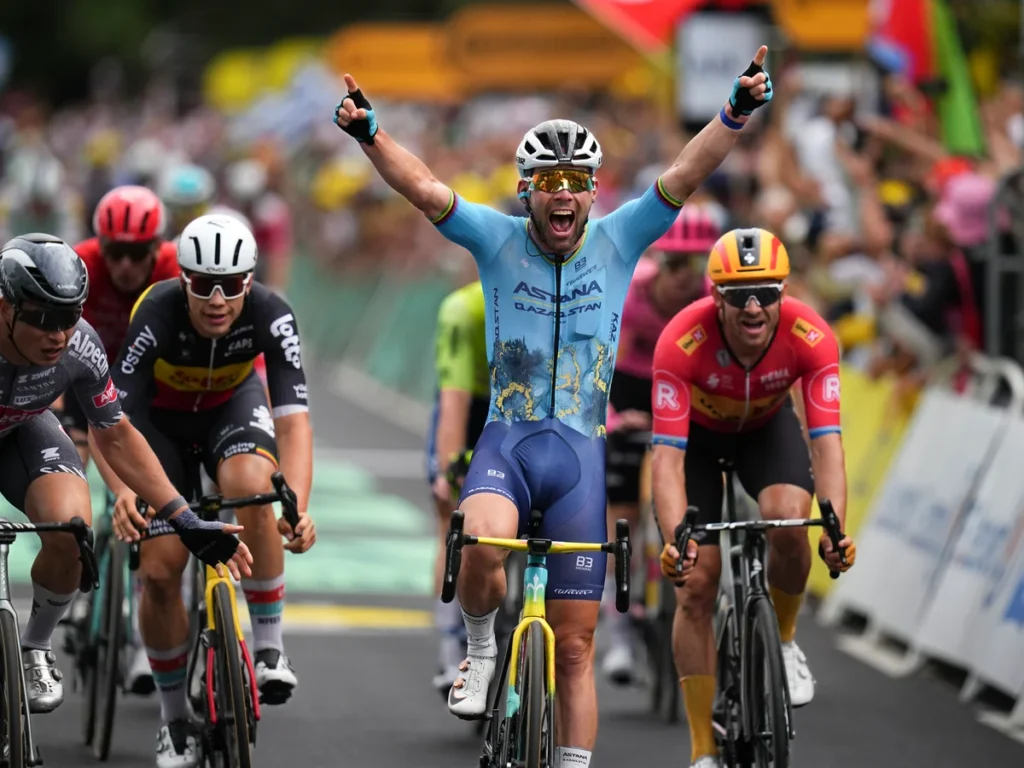 Mark Cavendish logra su 35ª etapa en el Tour de Francia // Daniel Cole/AP