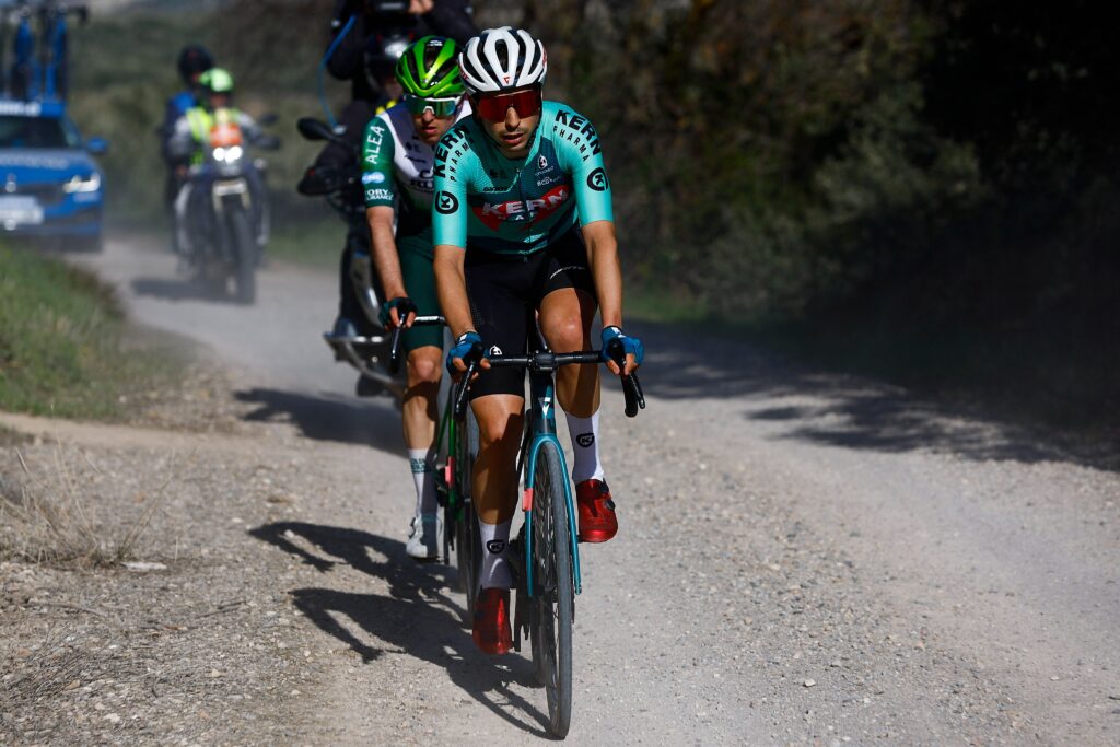 Ibon Ruiz (Kern Pharma) y Arriolabengoa (Caja Rural) en cabeza de carrera. Foto: Kern Pharma