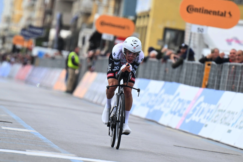 La primera semana del Giro 2025 para Juan Ayuso