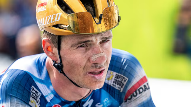 Remco Evenepoel con el casco de campeón olímpico