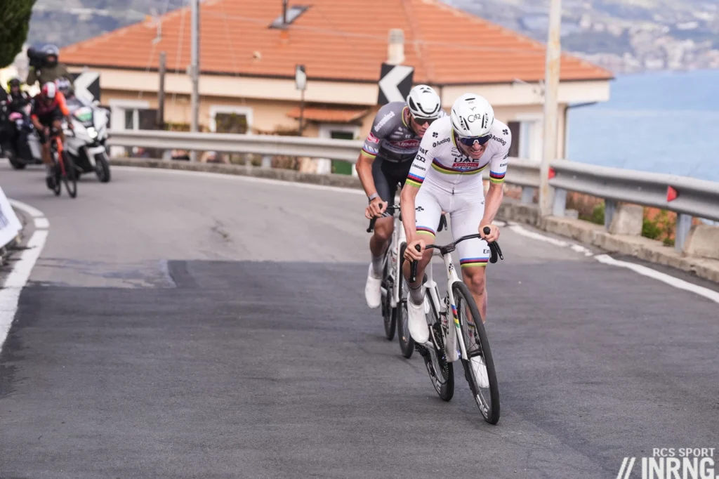 Pogačar ataca a Van der Poel en el Poggio. Fuente: RCS