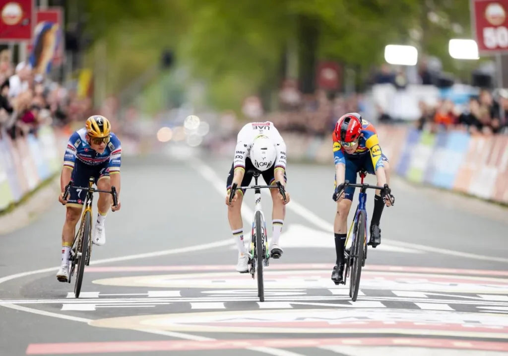 Skjelmose se impone en un ajustado sprint a Pogacar y Evenepoel. Fuente: M. Van Hoorn /EFE