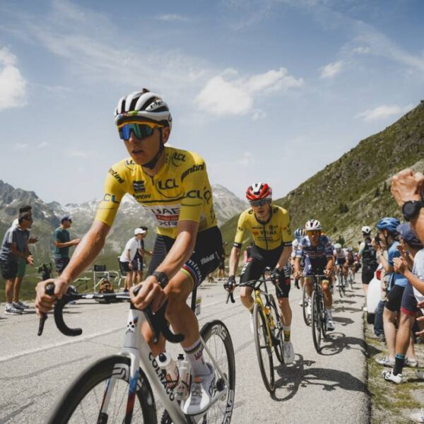 Tadej Pogacar seguido de cerca por Jonas Vingegaard durante el Dauphiné de 2025. Foto: Tony Esnault