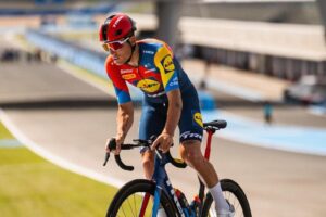 Del paddock al pelotón: el debut de Aleix Espargaró en el ciclismo profesional enfurece al mundillo.