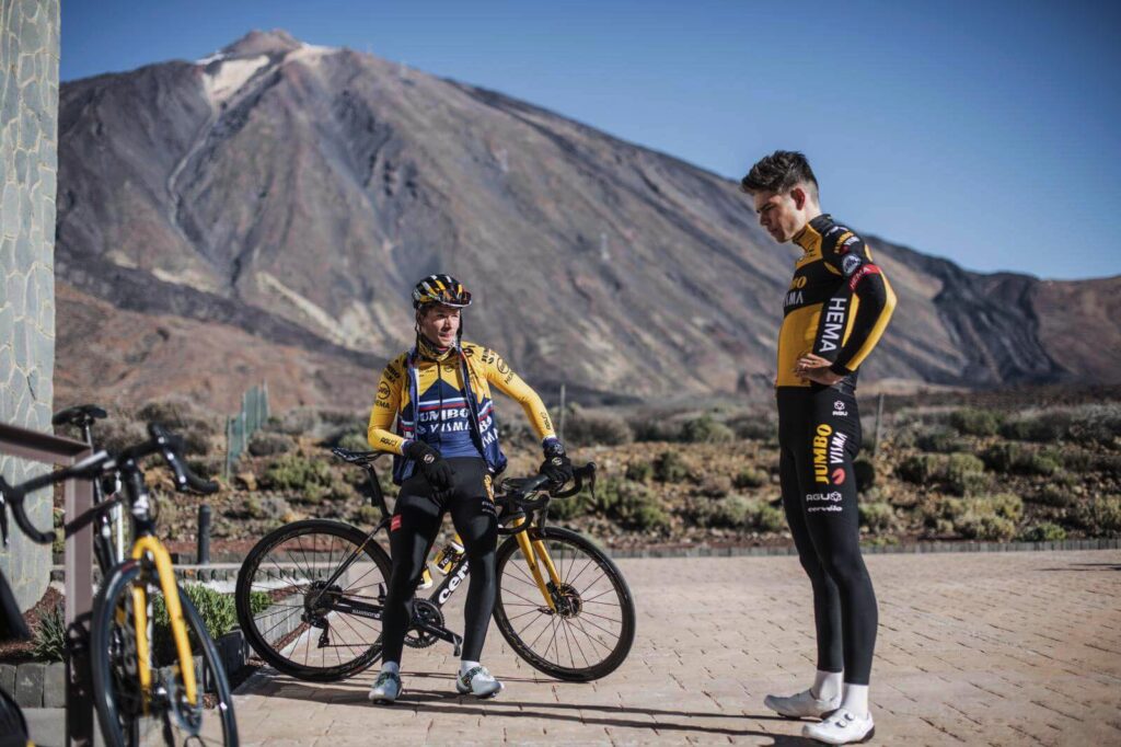 Cuando el entrenamiento se convierte en experiencia, y la dureza se mezcla con la belleza, solo puede ser en Canarias. La Vuelta se va a las Islas Canarias, donde ya pedalean los mejores.
