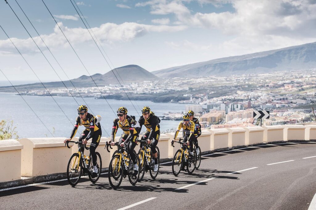 Clima perfecto, carreteras eternas y altitud: así se construyen las piernas de un campeón. La Vuelta se va a las Islas Canarias, el escenario ideal para el ciclismo sin excusas.