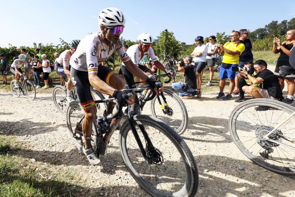 Alejandro Valverde es "La Bala" de España en Gravel, mostrando su experiencia y ambición en los caminos de tierra rumbo al Mundial de Gravel en Limburg 2025.