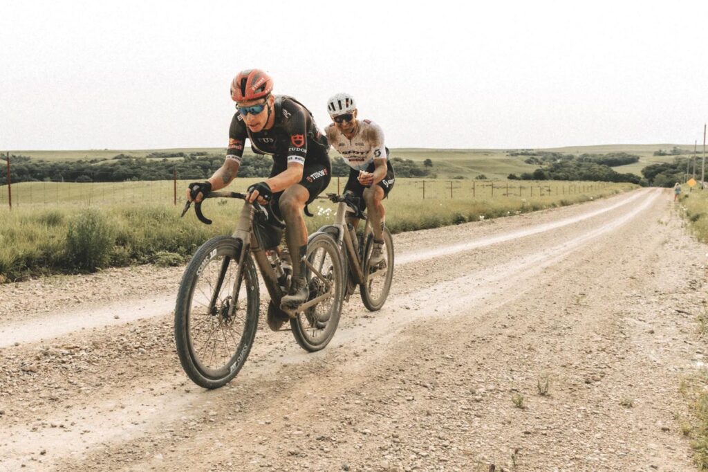 El suizo Simon Pellaud rodando con fuerza sobre caminos de tierra en una prueba de Gravel, demostrando su calidad y combatividad de cara al Mundial de Gravel en Limburg 2025.