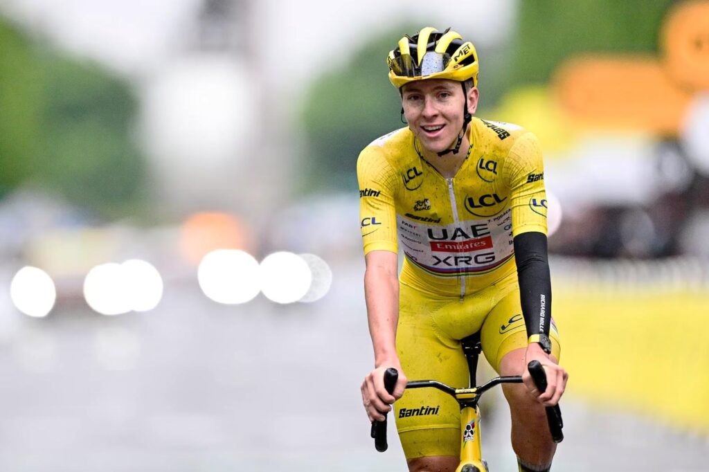 Escena emotiva para esta crónica del Tour de Francia 2025, donde Tadej Pogacar aparece exhausto pero sonriente tras conquistar su cuarto título