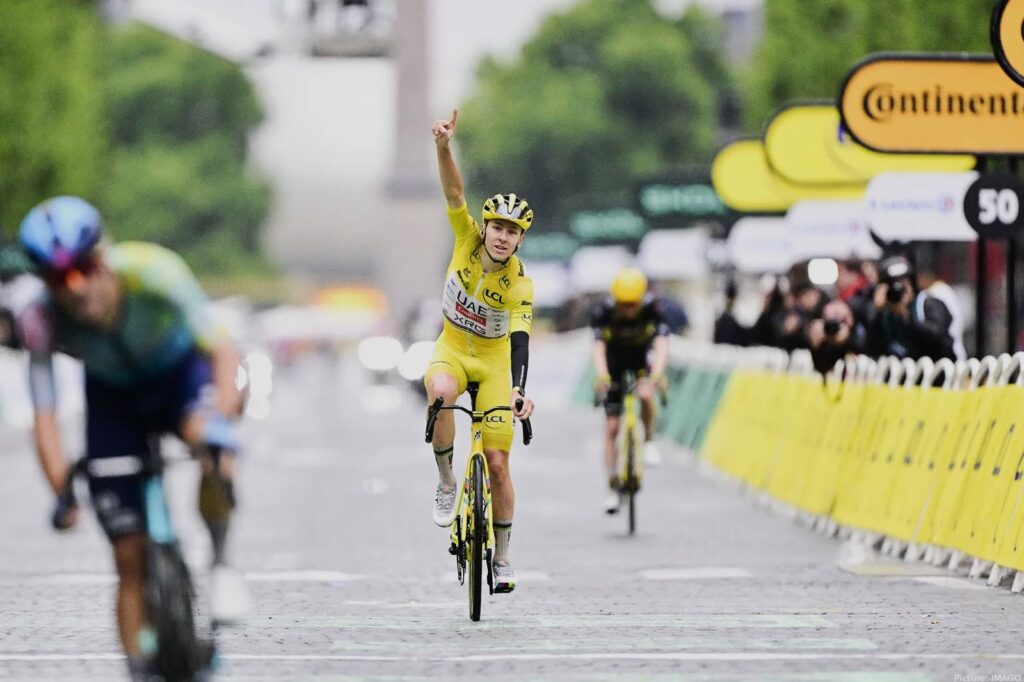 Momento icónico de esta crónica del Tour de Francia 2025, con Tadej Pogacar cruzando la meta levantando el dedo al cielo como campeón absoluto