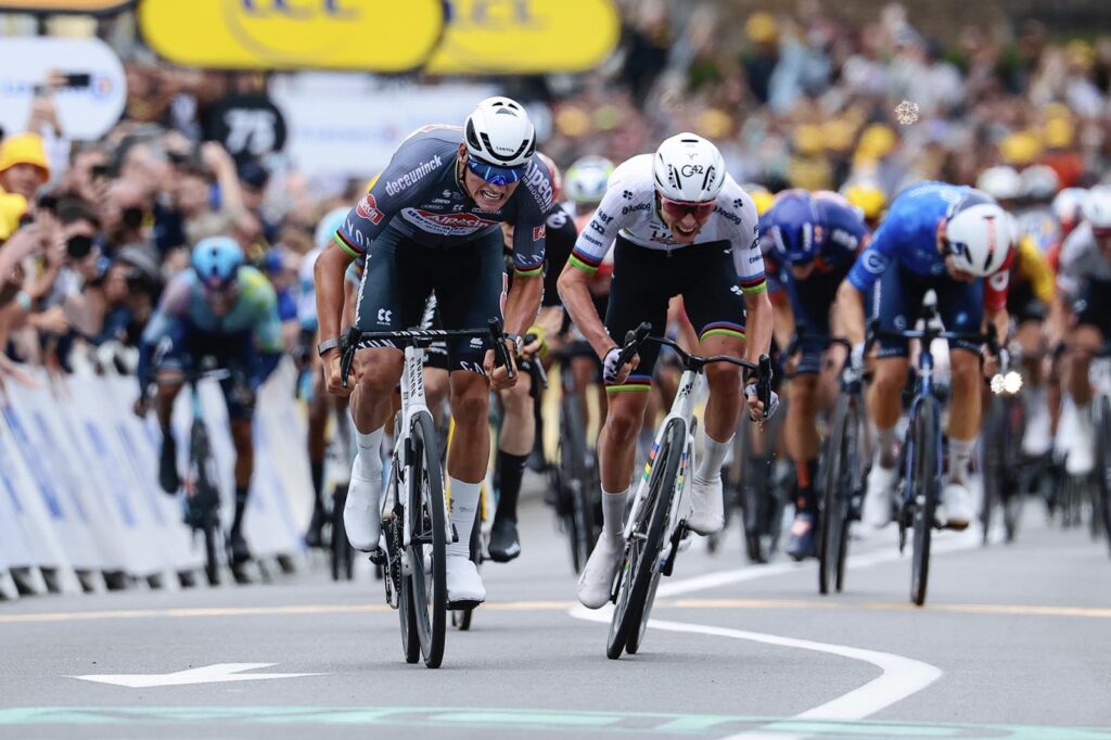 Pogačar se pone a 100 sprintando codo con codo frente a Mathieu van der Poel, ambos al límite en un duelo explosivo en una etapa llana del Tour, simbolizando el espíritu combativo y la rivalidad de dos figuras épicas del ciclismo contemporáneo