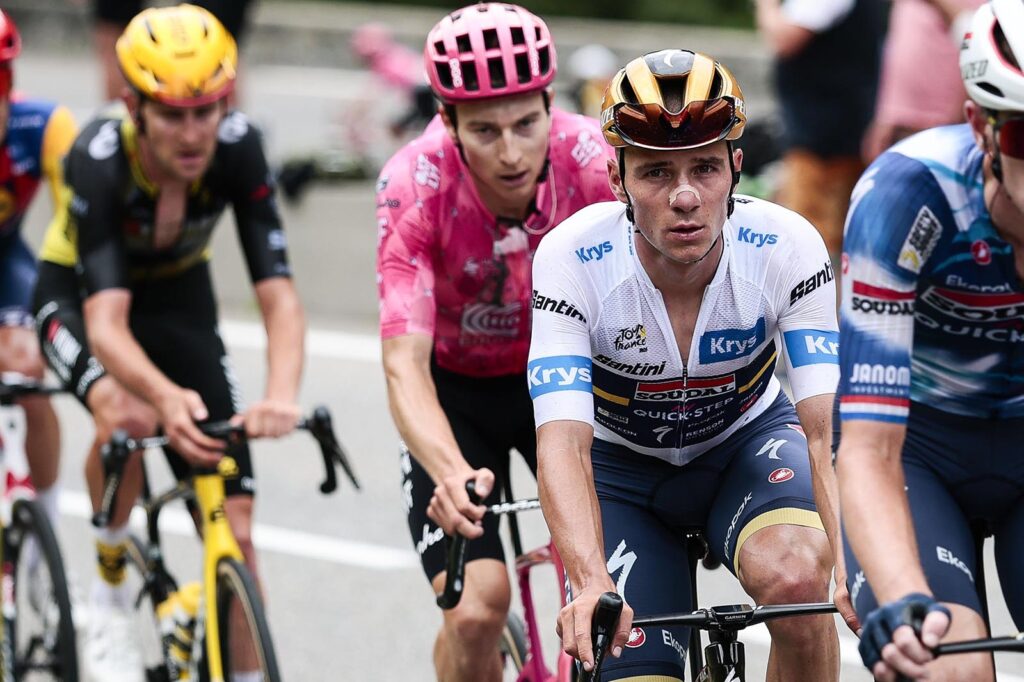 Remco Evenepoel muestra el rostro del agotamiento y la frustración antes de su abandono en la segunda semana del Tour 2025, una imagen que refleja la dureza extrema de la carrera.
