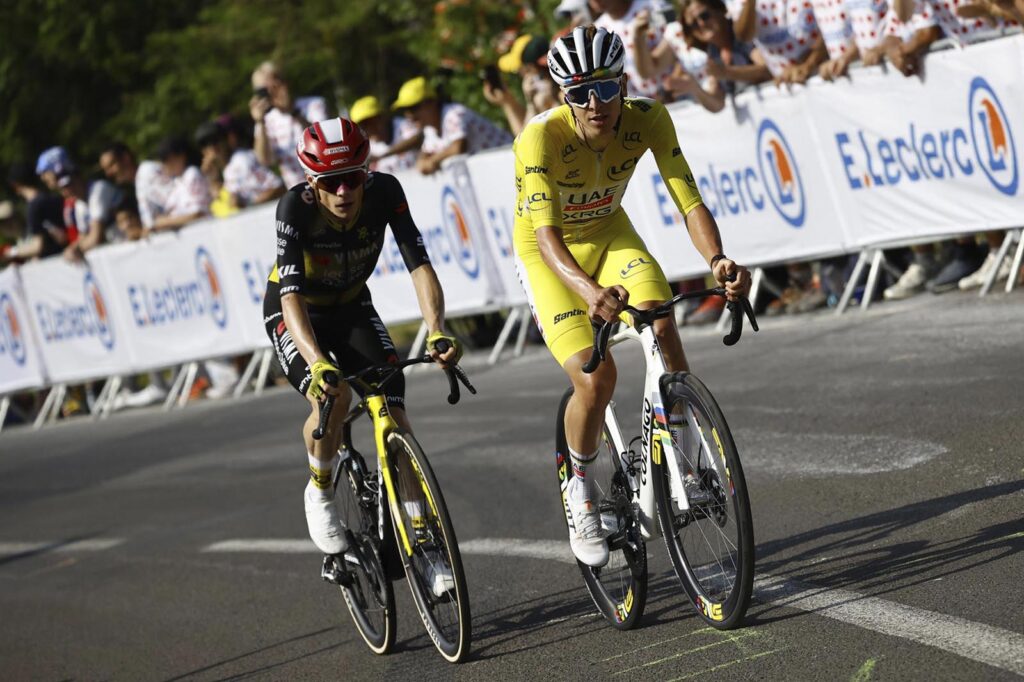 Tadej Pogacar marca el ritmo en una dura ascensión, con Jonas Vingegaard pegado a su rueda, en una imagen icónica de la intensa segunda semana del Tour 2025.