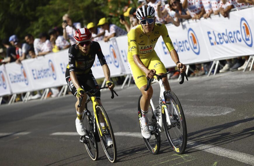 Tadej Pogacar marca el ritmo en una dura ascensión, con Jonas Vingegaard pegado a su rueda, en una imagen icónica de la intensa segunda semana del Tour 2025.