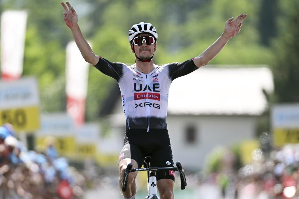 João Almeida cruza primero la meta, reafirmando el poder y la constancia que definen a El UAE para La Vuelta 2025.