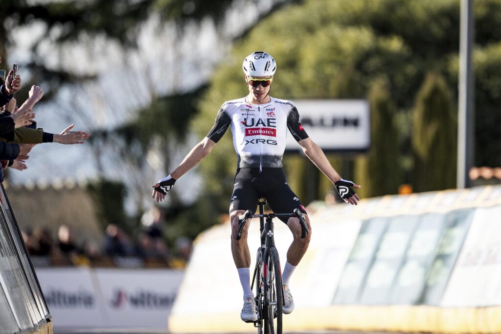 Juan Ayuso celebra con los brazos abiertos una victoria clave, símbolo del liderazgo joven de El UAE para La Vuelta 2025.