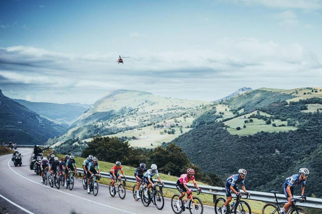 El pelotón rueda compacto en las etapas claves de la primera semana de La Vuelta 2025, donde la estrategia de equipo y el control de las fugas marcaron los primeros compases de la carrera.