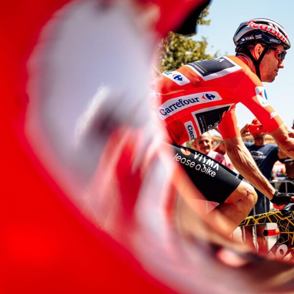 El líder lucirá orgulloso el Maillot Rojo, símbolo de autoridad tras las etapas claves de la primera semana de La Vuelta 2025, donde la montaña y la contrarreloj empezarán a marcar diferencias en la General.