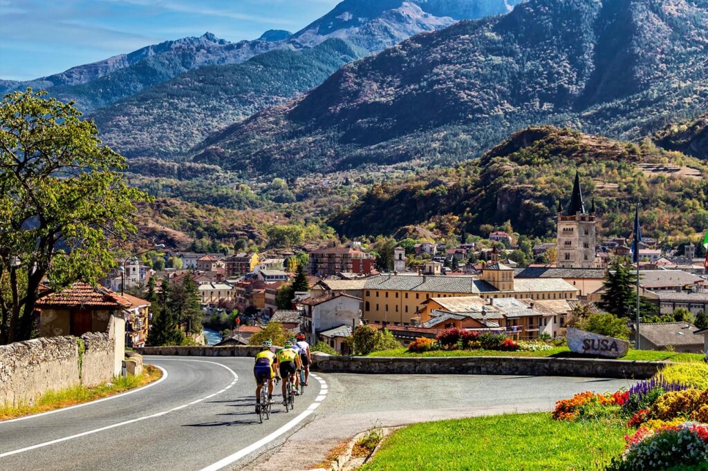Los paisajes del Piemonte italiano enmarcan el inicio de las etapas claves de la primera semana de La Vuelta 2025, donde los favoritos empezaron a medir fuerzas en terreno exigente y con finales en alto espectaculares.