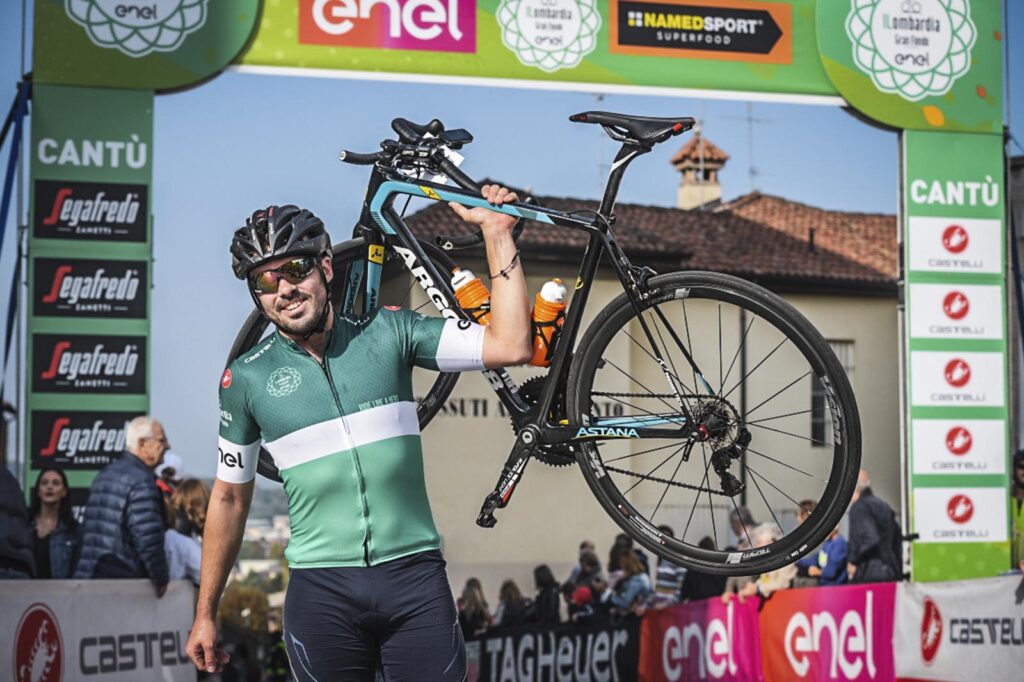 Final glorioso de la cicloturista GF Il Lombardia 2025 en Cantú: meta llena de emoción tras superar un recorrido épico entre historia, dureza y pasión ciclista.