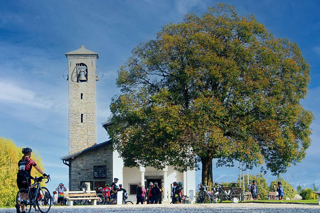 La cicloturista GF Il Lombardia 2025 y el paso obligado por la Madonna del Ghisallo, el santuario que recibe cada año a miles de ciclistas como lugar sagrado del ciclismo.