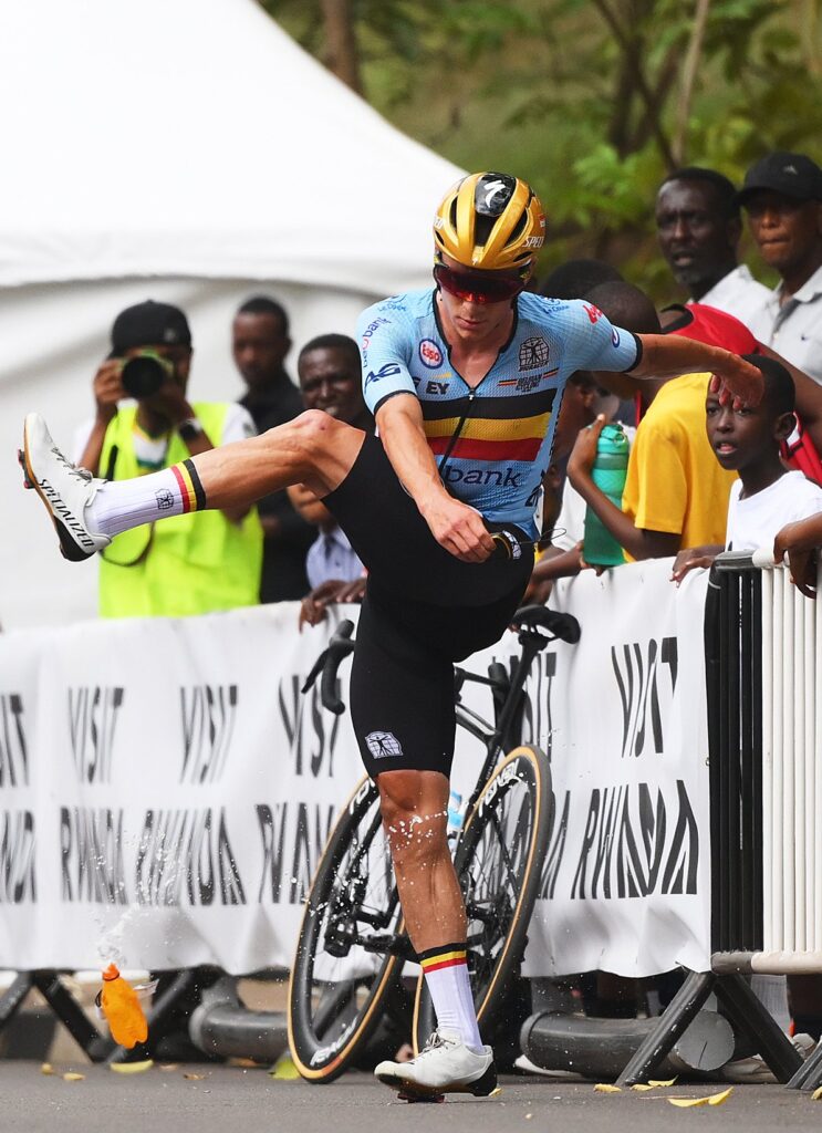 Evenepoel da una patada a un bidón tras un enfado por los problemas técnicos de su bicicleta. Foto: UCI
