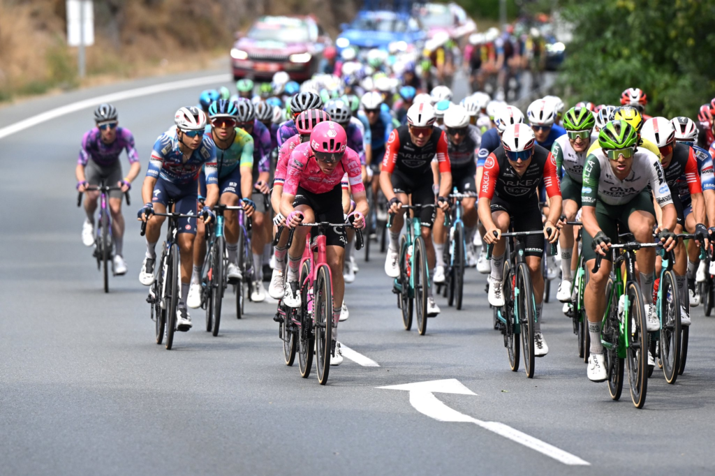 Raúl García Pierna en el pelotón en La Vuelta 25