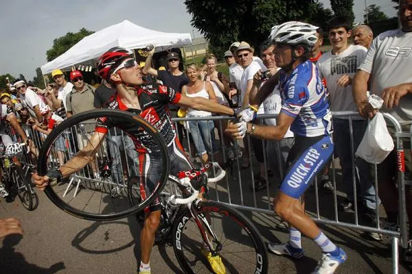 Rui Costa (Caisse d'Epargne) y Carlos Barredo (Quick Step) al finalizar la sexta etapa del Tour de Francia 2010. (Crédito de la imagen: Bettini Photo)
